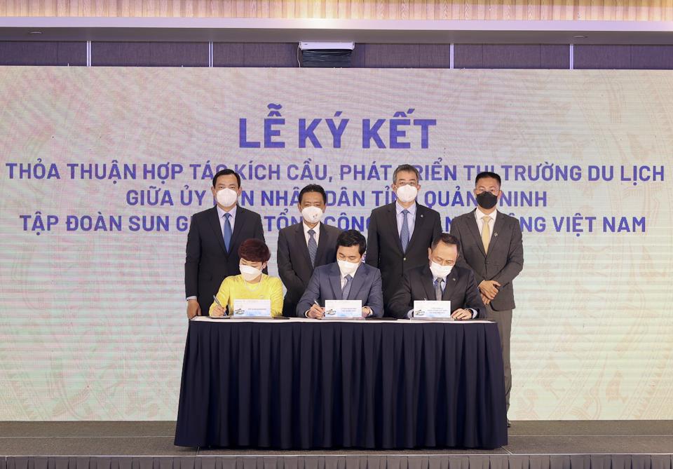 UBND tỉnh Quảng Ninh, Vietnam Airlines và Sun Group ký thỏa thuận hợp tác phát động điểm đến tại tỉnh Quảng Ninh. Ảnh: Giang Huy