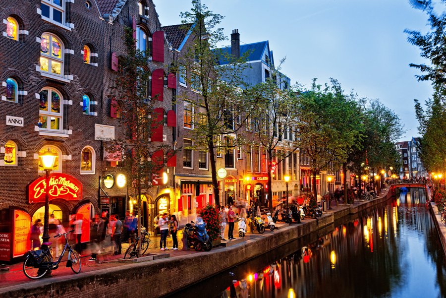 Ngay khi hoàng hôn buông xuống, các con phố tại Amsterdam sáng đèn và du khách cũng đổ xuống đường để vui chơi