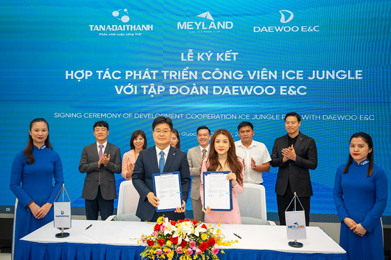 Bà Nguyễn Phương Anh, Phó Tổng Giám đốcTập đoàn Tân Á Đại Thành và ông Yu Byoung Won, đại diện Daewoo E&C ký kết thỏa thuận hợp tác. Ảnh: TADT